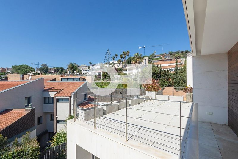 Foto 3d79d08c-7c06-43fe-bc90-1559f97e4ad9. Casa adossada amb calefacció aparcament piscina a Esplugues de Llobregat