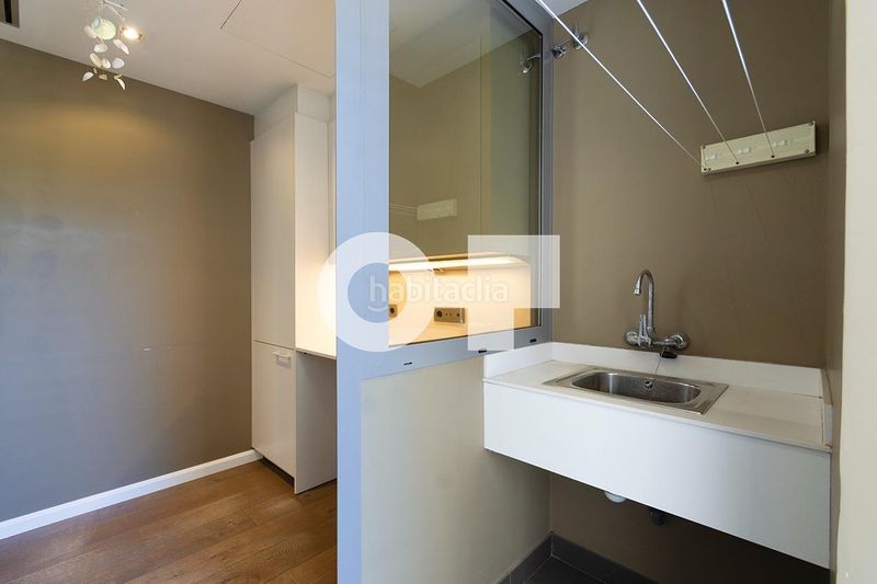Foto 69a8dcaf-ecbb-4ad0-a7ba-b227f131869e. Casa adossada amb calefacció aparcament piscina a Esplugues de Llobregat