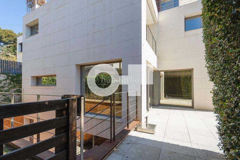 Foto 9271014a-a3dd-459b-b47d-9f1b3ee4ba7b. Casa adossada amb calefacció aparcament piscina a Esplugues de Llobregat