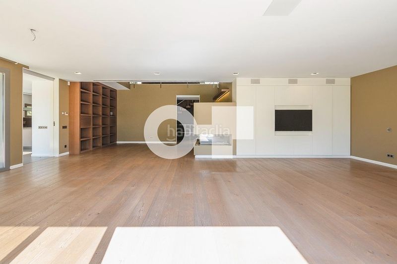 Foto d75d3bd1-83af-49fe-90a5-493fe22f6a47. Casa adossada amb calefacció aparcament piscina a Esplugues de Llobregat
