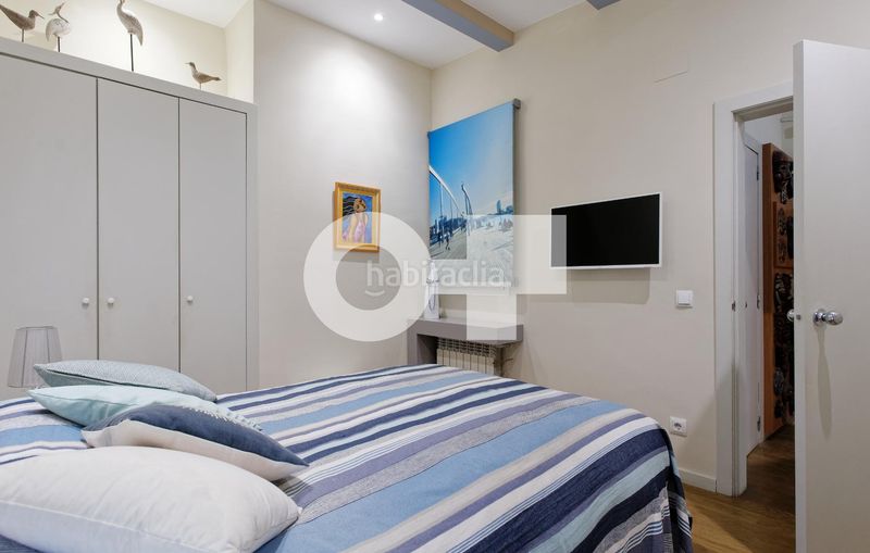 Foto 03bf55a1-8515-452e-b9db-ad17b2f417d6. Piso totalmente exterior muy luminoso orientación sur balcón con vistas a la rambla 2 hab. dobles ascensor ite ok finca 1999 en Barcelona