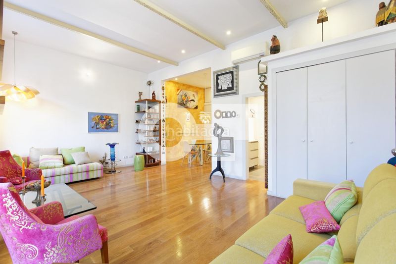 Foto 0aa6169b-363d-485a-b325-2a604860c4db. Piso totalmente exterior muy luminoso orientación sur balcón con vistas a la rambla 2 hab. dobles ascensor ite ok finca 1999 en Barcelona