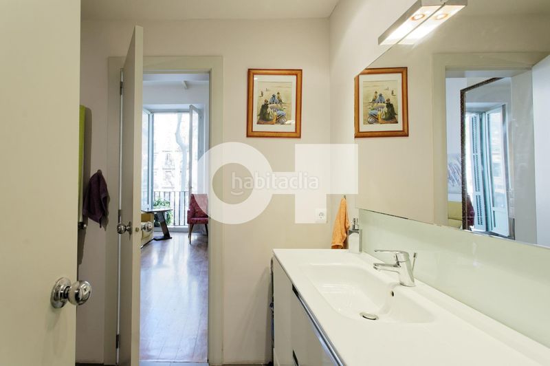 Foto 131685e4-5103-4f2a-b5b6-29444b11ffca. Piso totalmente exterior muy luminoso orientación sur balcón con vistas a la rambla 2 hab. dobles ascensor ite ok finca 1999 en Barcelona