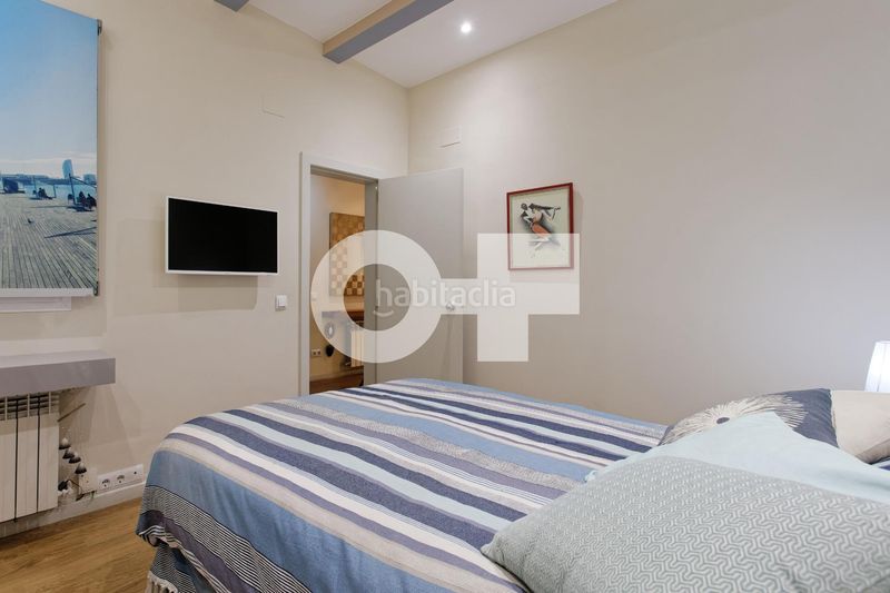 Foto 15d70bf6-f6d9-4450-b9cc-2ac1321d0a41. Piso totalmente exterior muy luminoso orientación sur balcón con vistas a la rambla 2 hab. dobles ascensor ite ok finca 1999 en Barcelona