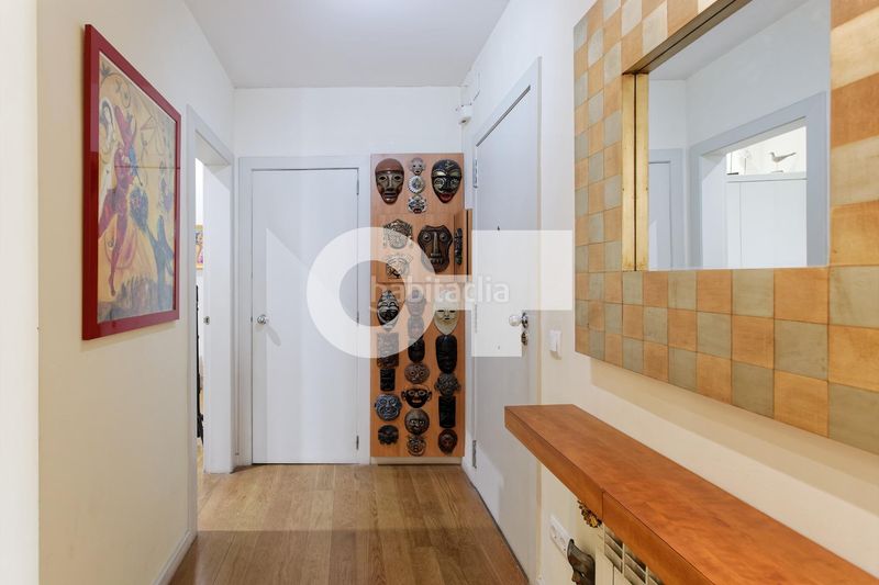 Foto 16c35081-256e-4281-b887-f29f07b23ed2. Piso totalmente exterior muy luminoso orientación sur balcón con vistas a la rambla 2 hab. dobles ascensor ite ok finca 1999 en Barcelona