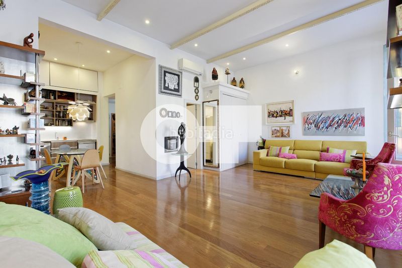 Foto 2cb8724a-34dc-4b2f-b472-657ad49eb2a3. Piso totalmente exterior muy luminoso orientación sur balcón con vistas a la rambla 2 hab. dobles ascensor ite ok finca 1999 en Barcelona