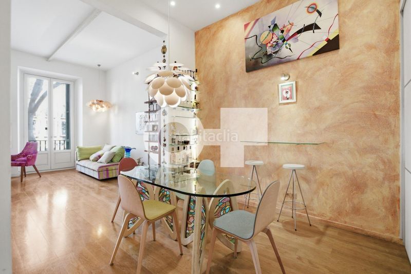 Foto 2ef817d4-7e2e-4f7a-a4bd-cb85da141288. Piso totalmente exterior muy luminoso orientación sur balcón con vistas a la rambla 2 hab. dobles ascensor ite ok finca 1999 en Barcelona