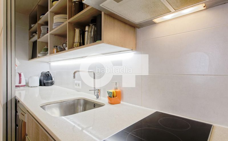 Foto 46c43b4b-e92b-4179-9620-709a56404c5e. Piso totalmente exterior muy luminoso orientación sur balcón con vistas a la rambla 2 hab. dobles ascensor ite ok finca 1999 en Barcelona