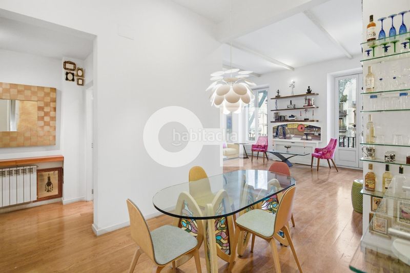 Foto 59e4adb1-c0f7-4140-b0a0-4f5f8b611d49. Piso totalmente exterior muy luminoso orientación sur balcón con vistas a la rambla 2 hab. dobles ascensor ite ok finca 1999 en Barcelona