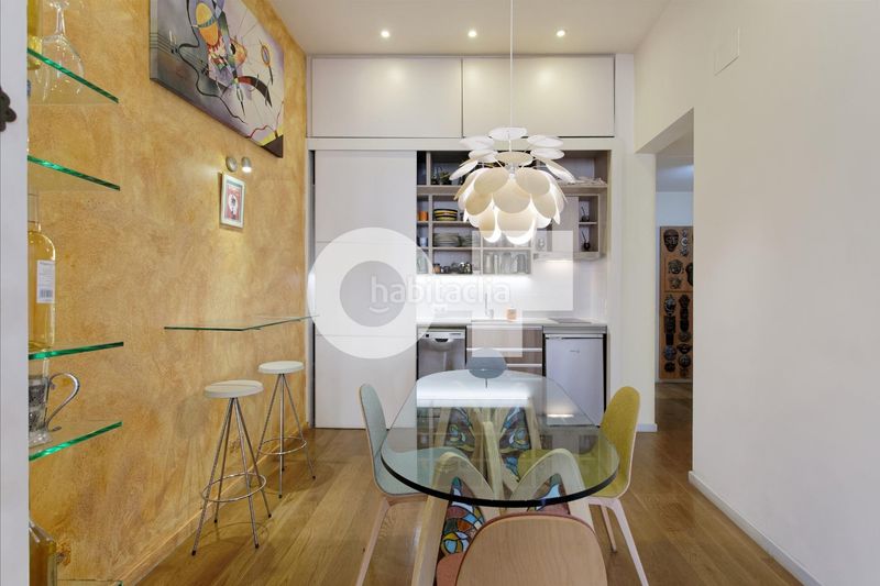 Foto 5bbdb48f-ed09-4877-a1e5-675d62bd7e29. Piso totalmente exterior muy luminoso orientación sur balcón con vistas a la rambla 2 hab. dobles ascensor ite ok finca 1999 en Barcelona