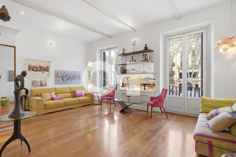 Foto 67095a60-384b-45de-919e-6a91b4c60286. Piso totalmente exterior muy luminoso orientación sur balcón con vistas a la rambla 2 hab. dobles ascensor ite ok finca 1999 en Barcelona