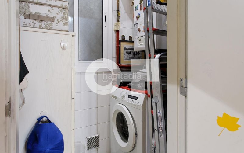 Foto 732d6636-c3d3-4461-896d-baf4bcfccfe5. Piso totalmente exterior muy luminoso orientación sur balcón con vistas a la rambla 2 hab. dobles ascensor ite ok finca 1999 en Barcelona