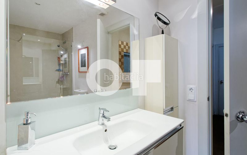 Foto 7e643a7a-c395-4450-969e-9a4a45081ddd. Piso totalmente exterior muy luminoso orientación sur balcón con vistas a la rambla 2 hab. dobles ascensor ite ok finca 1999 en Barcelona