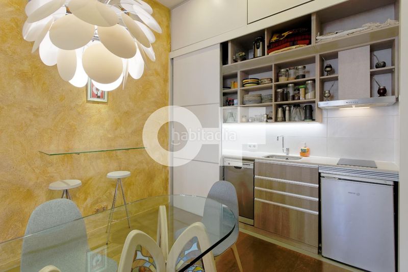 Foto 85ddd5e7-8185-4b52-b5be-bcb2b098f786. Piso totalmente exterior muy luminoso orientación sur balcón con vistas a la rambla 2 hab. dobles ascensor ite ok finca 1999 en Barcelona