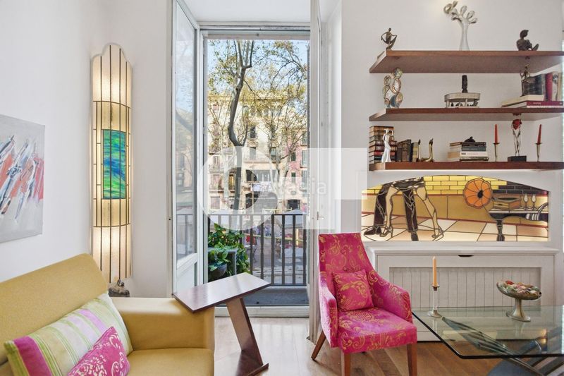 Foto 88f1b8e6-838a-4f58-9606-62da1478e92e. Piso totalmente exterior muy luminoso orientación sur balcón con vistas a la rambla 2 hab. dobles ascensor ite ok finca 1999 en Barcelona