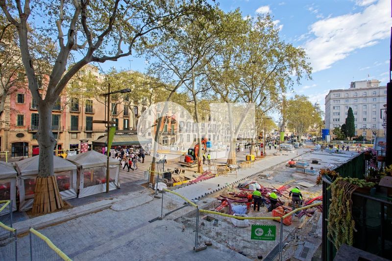 Foto 899fd914-b262-4e56-9f8e-3411646e898e. Piso totalmente exterior muy luminoso orientación sur balcón con vistas a la rambla 2 hab. dobles ascensor ite ok finca 1999 en Barcelona