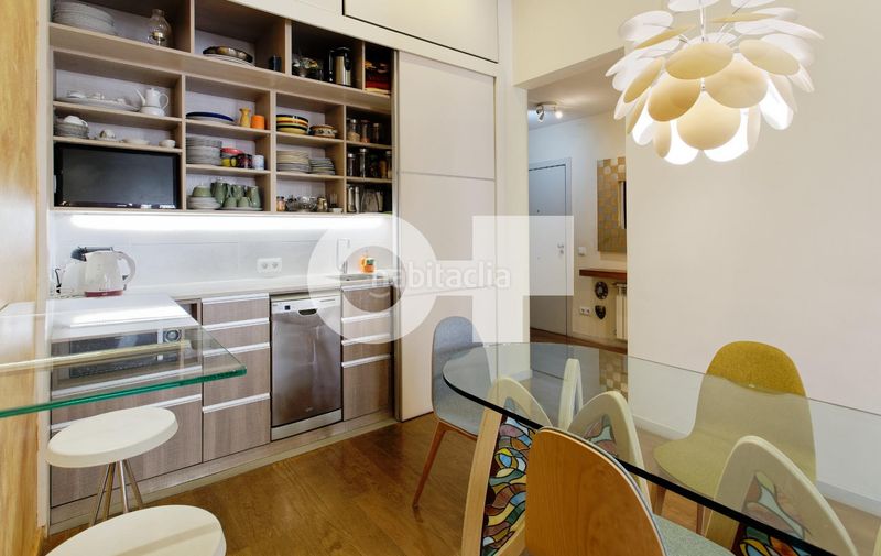 Foto 9e374a6c-c7e8-4c7d-9093-ee17d346a9b1. Piso totalmente exterior muy luminoso orientación sur balcón con vistas a la rambla 2 hab. dobles ascensor ite ok finca 1999 en Barcelona