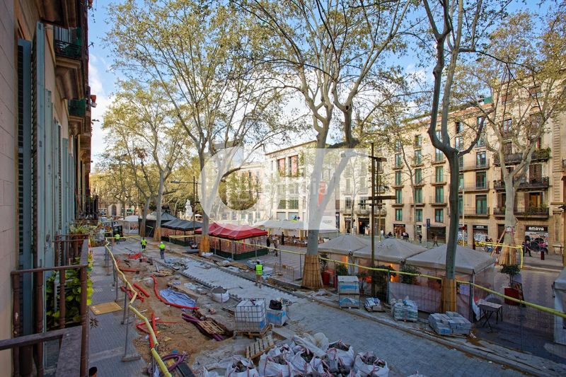 Foto a87279c6-2f9f-4b79-ab5e-eded9bbcb6bd. Piso totalmente exterior muy luminoso orientación sur balcón con vistas a la rambla 2 hab. dobles ascensor ite ok finca 1999 en Barcelona