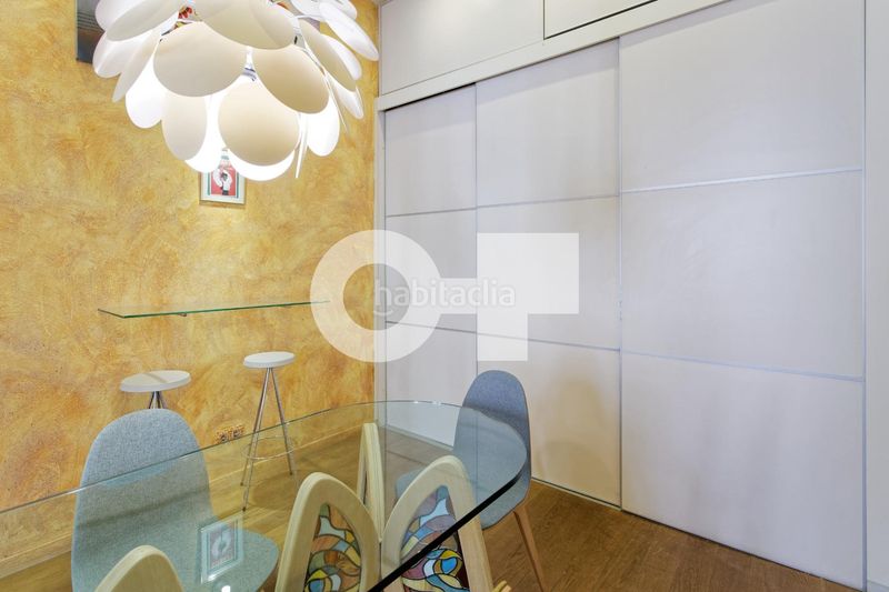 Foto aa5a51a9-79b7-48c3-bb1a-0bb040a25969. Piso totalmente exterior muy luminoso orientación sur balcón con vistas a la rambla 2 hab. dobles ascensor ite ok finca 1999 en Barcelona