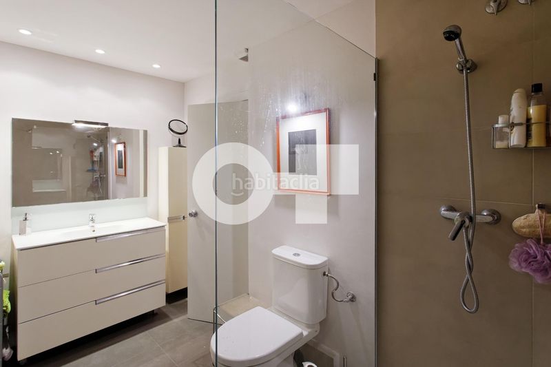 Foto c1858844-d468-45cd-a029-2cdca3662a6d. Piso totalmente exterior muy luminoso orientación sur balcón con vistas a la rambla 2 hab. dobles ascensor ite ok finca 1999 en Barcelona