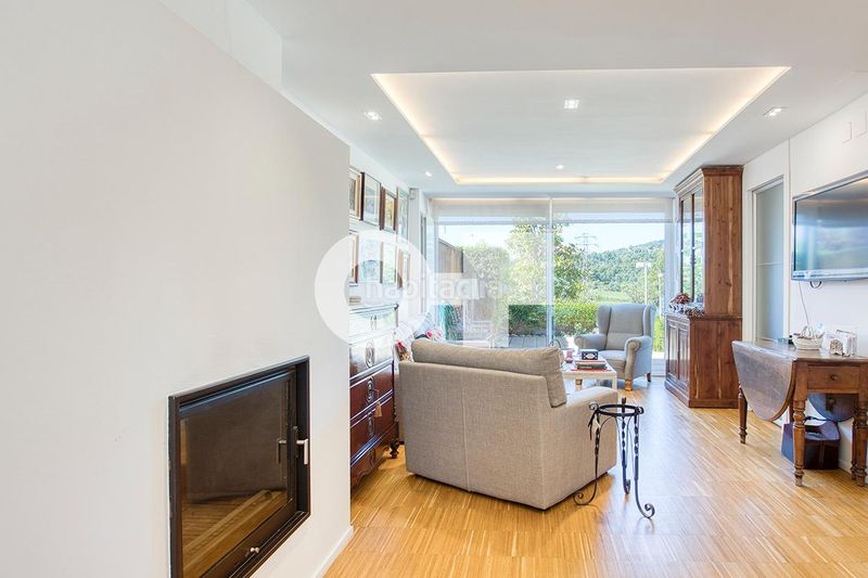 Foto 0de35431-109b-4b9f-aab7-f01a5f008a85. Casa adossada amb aparcament a Centre Sant Just Desvern