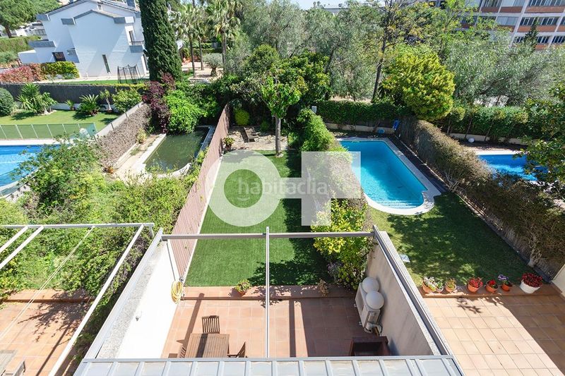 Foto 4ab54300-7d90-4482-b1fb-b8c564bc4873. Casa adossada amb aparcament a Centre Sant Just Desvern