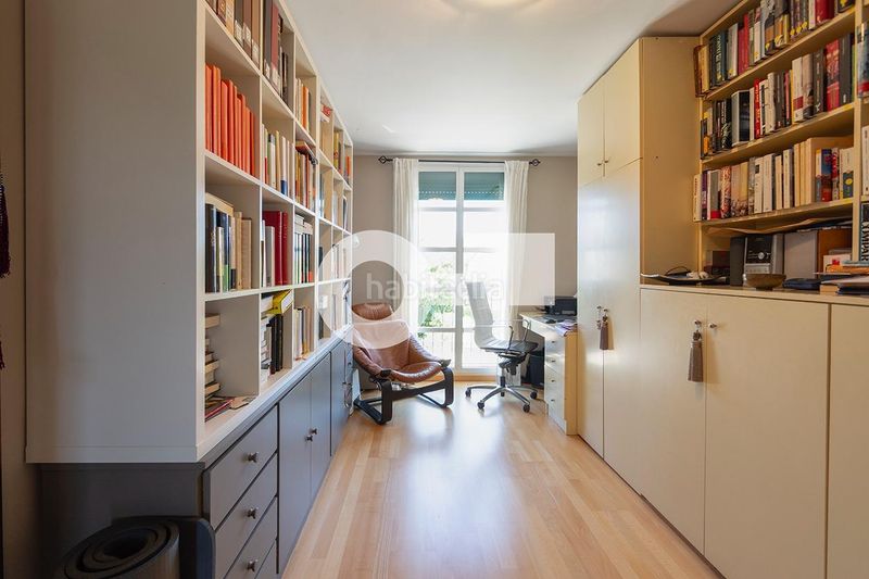 Foto a60570bc-76cd-46bd-ae1b-42fc2d8db1d2. Casa adossada amb aparcament a Centre Sant Just Desvern