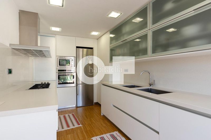 Foto cc69e6d2-8f20-40b2-a909-4129e9f23cad. Casa adossada amb aparcament a Centre Sant Just Desvern