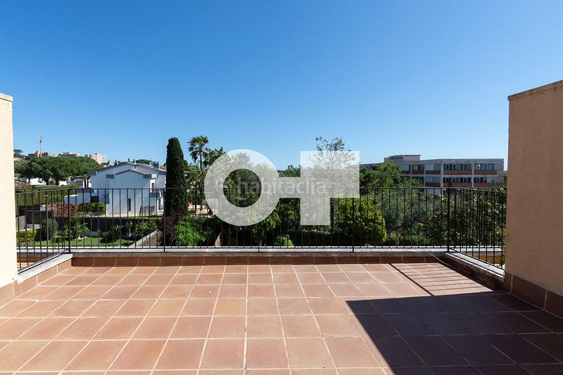 Foto f97b3d5a-957c-4ed7-800c-e076e731ef15. Casa adossada amb aparcament a Centre Sant Just Desvern