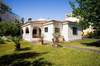 Casa  Calle calle canaret. Casa con parcela 1.254m2  garaje  piscina  posibilidad edificar
