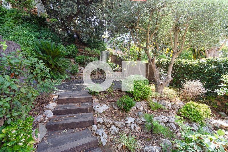 Foto ae9209ce-16f3-40a7-86e7-63cbd4b68354. Casa adossada amb aparcament piscina a Centre Sant Just Desvern