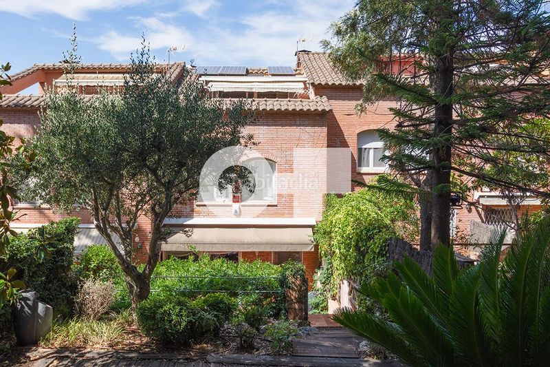 Foto b9c31161-8147-4241-b343-a2bff002f073. Casa adossada amb aparcament piscina a Centre Sant Just Desvern
