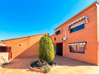 Casa adossada en Val. Chalet adosado con piscina privada, garaje y 5 dormitorios. list