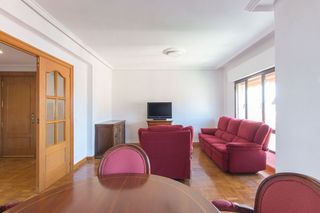 Location Appartement à Milagrosa. Piso en alquiler en santa maría la real, 4 dormitorios.