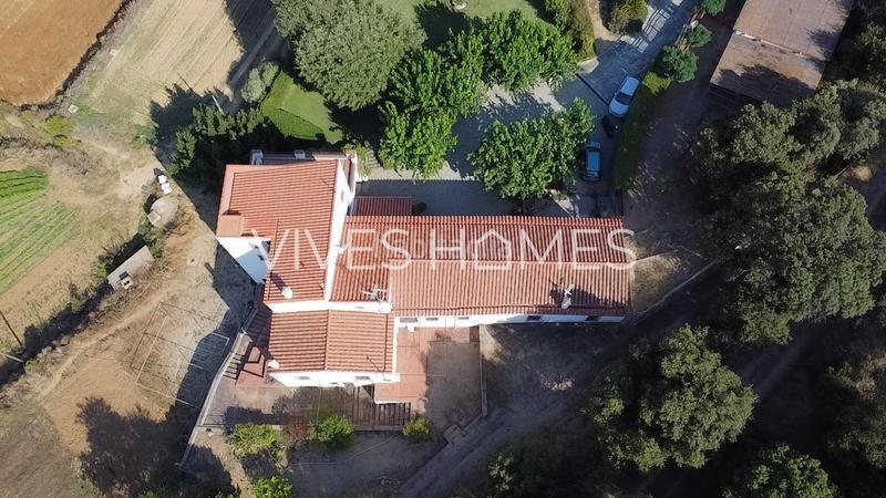 Foto bc8f6e4d-e579-4547-9a1b-5d754a4aca92. Casa desde vives homes queremos presentarles esta espectacular masía con unas vistas impresionantes a mar y montaña en Mataró