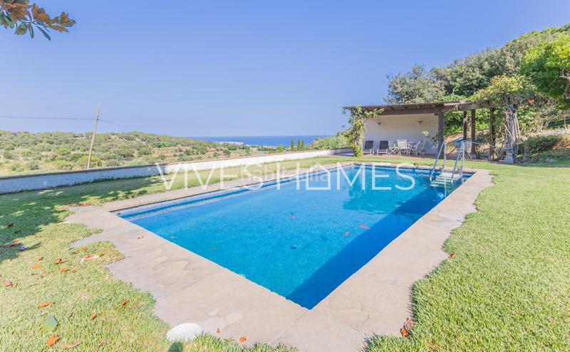 Foto ea8e1fb3-3daf-427b-a385-54f79df8aa92. Casa desde vives homes queremos presentarles esta espectacular masía con unas vistas impresionantes a mar y montaña en Mataró