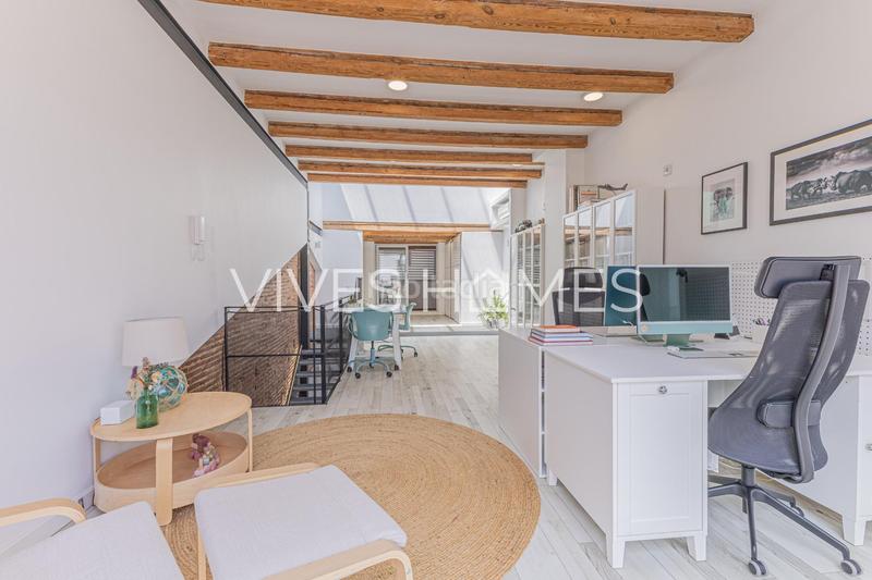 Foto aa67e6f9-d693-4ab1-84bb-4624d9a6f397. Casa amb aparcament a Centre Mataró