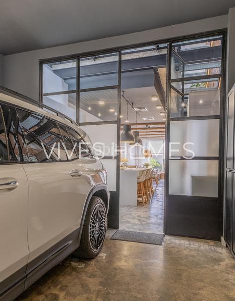 Foto b104aeb8-7cd7-4d46-9549-37babc10d418. Casa amb aparcament a Centre Mataró