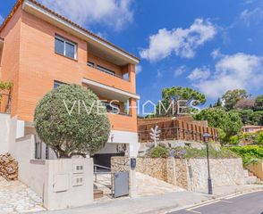 Chalet  Calle grevol. Casa adosada esquinera en venta en sant vicenç de montalt