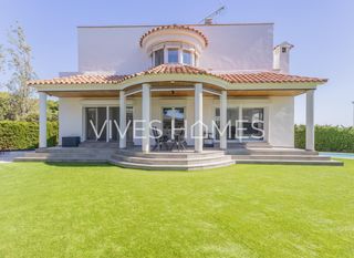 Xalet  Carrer de l'escultor cèsar cabanes i badosa. Casachalet en venta en arenys de mar