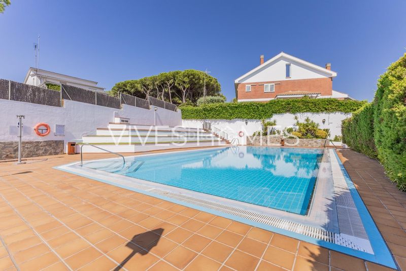 Foto 2adbda14-81dd-4ba5-ac3c-825fbb05e08c. Casa aparellada amb calefacció aparcament piscina a Sant Andreu de Llavaneres