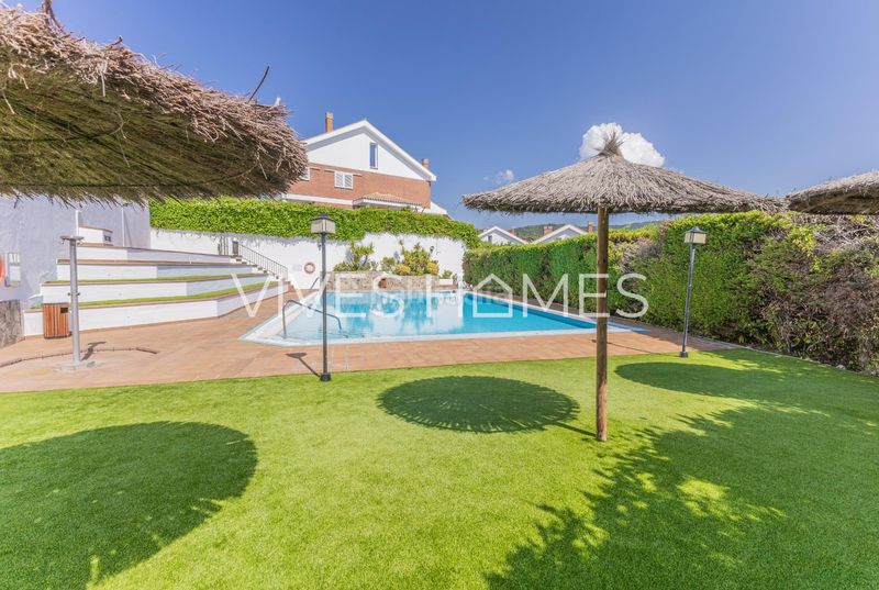 Foto e13b89f2-d281-48a8-b771-53e6fee25b9a. Casa aparellada amb calefacció aparcament piscina a Sant Andreu de Llavaneres