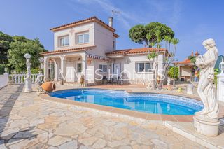 Haus  Carrer de la morera. Casachalet en venta en sant cebrià de vallalta