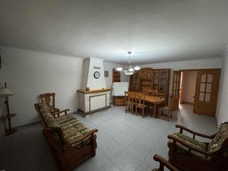 Casa  Carrer de les eres 72. Casa grande con patio