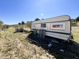 Landgut in Carrer cervantes 71. Parcela con caravana en castalla