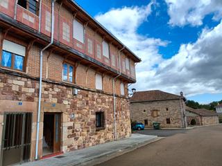 Casa aparellada a Avenida de barruelo 6