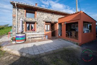 Casa aparellada a La espina 9. Venta de casa de tres dormitorios y porche en la espinaseloriovi
