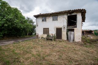 Semi detached house  Al acevedo. Casa para rehabilitar con cuadra, hórreo  y finca edificable en