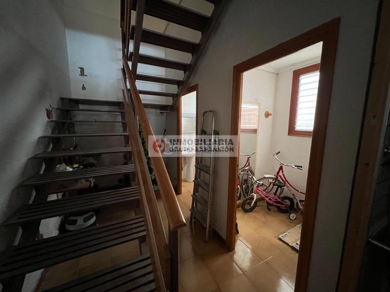 Foto b9e6f5fe-e81c-451d-9a69-49a1b1b18562. Edificio espectacular edificio de 430 metros zona centro en Novelda