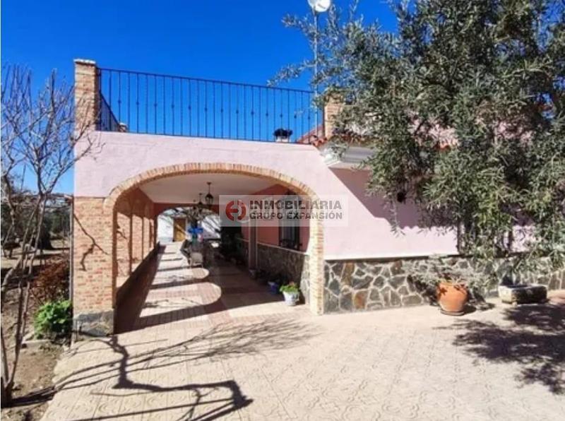 Foto b1e4e8c4-fa8e-45a4-b45d-5f9d4cc4e7f5. Chalet con piscina in Onil